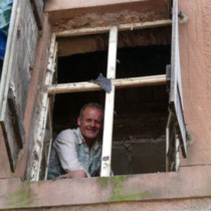 Foto von Siegfried, aus dem Fenster schauend